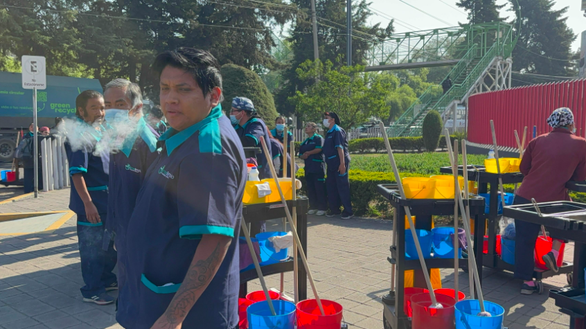 Bloquean trabajadores de limpieza del ISSEMyM Paseo Tollocan; exigen pagos atrasados