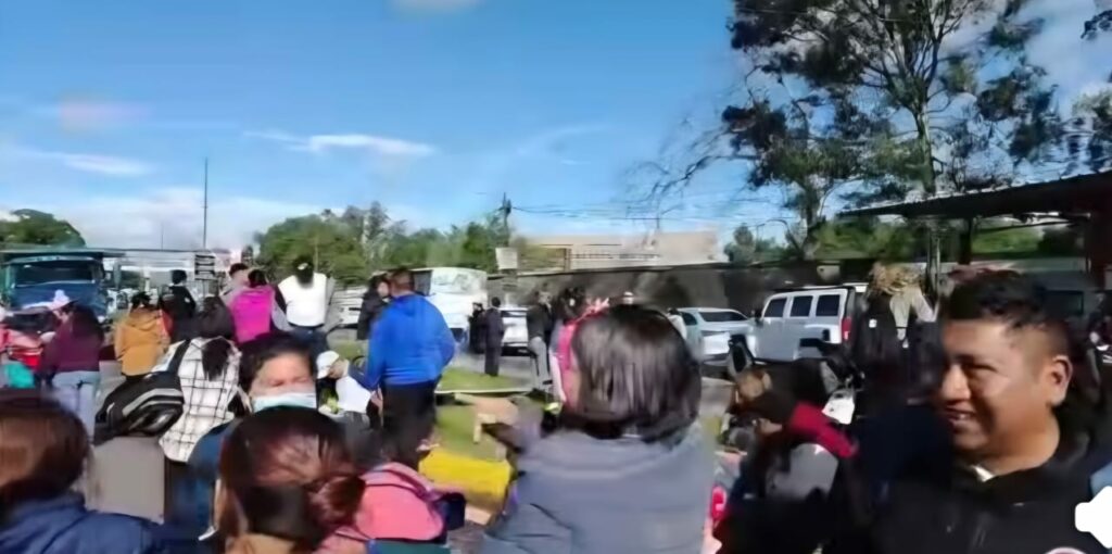 Pacientes renales bloquean la México – Puebla por retiro de máquinas de hemodiálisis