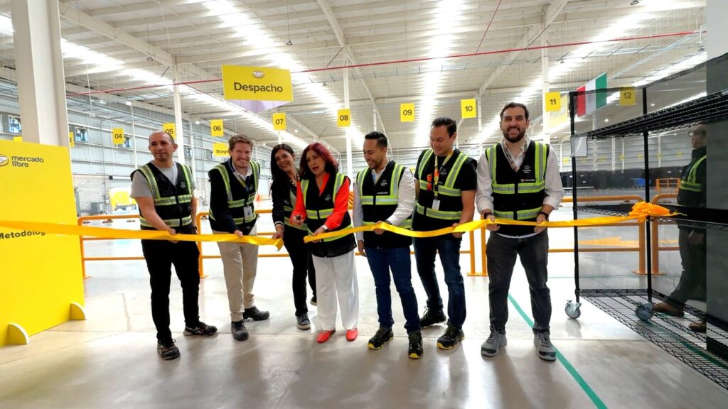Inaugura alcaldesa de Tecámac nuevo centro de distribución de Mercado
Libre