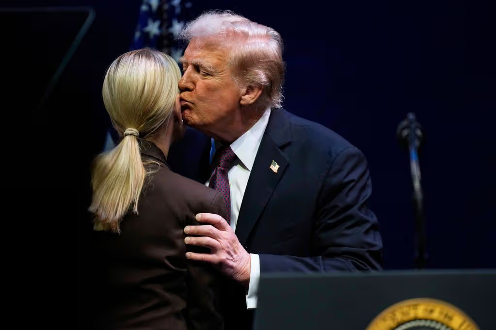 Tildan a Trump de viejo espeluznante tras comentarios inapropiados sobre mujeres