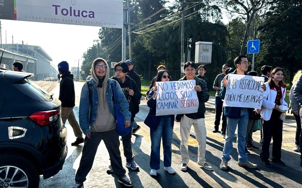 Estudiantes bloquean avenida Las Torres, en Toluca; exigen banqueta y mantenimiento a calle