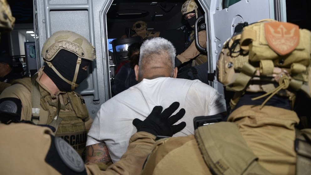 En medio de fuerte operativo de seguridad, trasladan a capo de la Familia Michoacana a penal