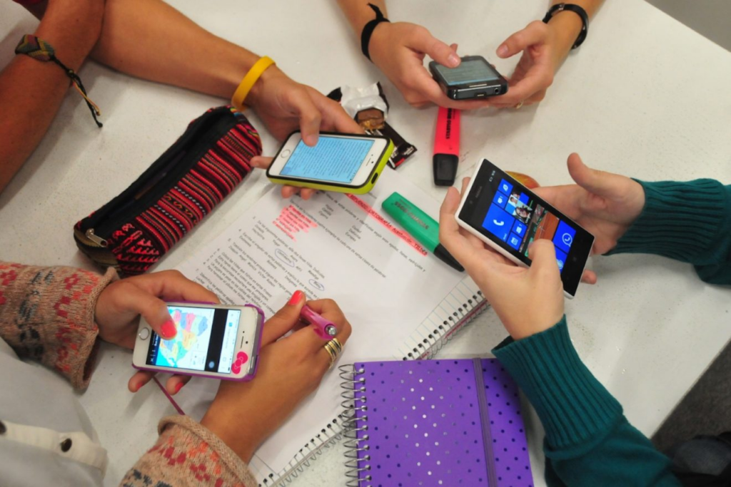 En la CDMX regularán el uso de celulares en escuelas