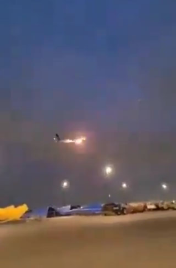 Avión se incendia en pleno despegue con 389 pasajeros a bordo