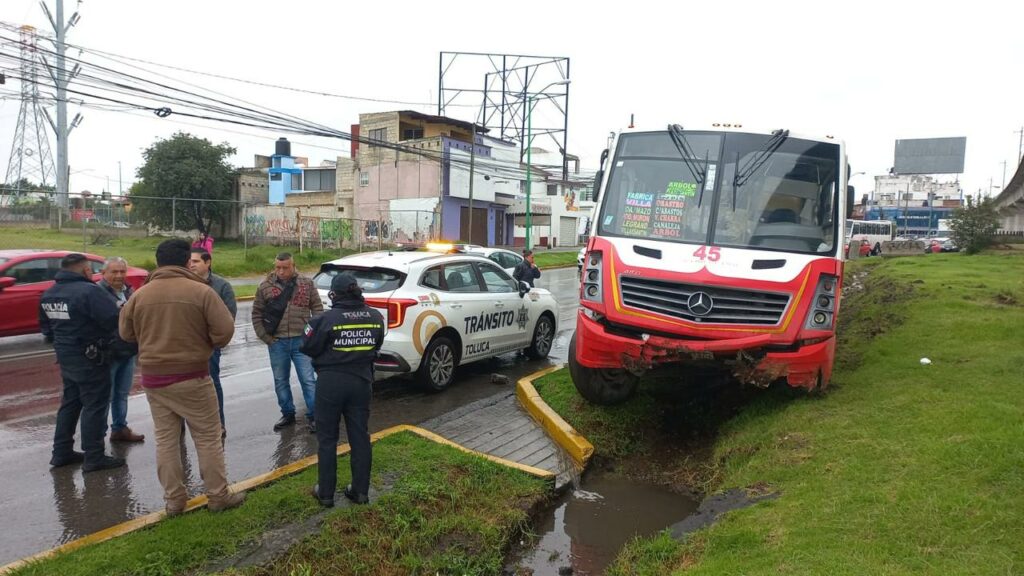 Camión de pasajeros derrapa y cae en una zanja en Toluca