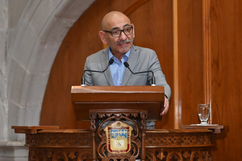 Atención preferente a personas adultas mayores en trámites: Luis Valdeña