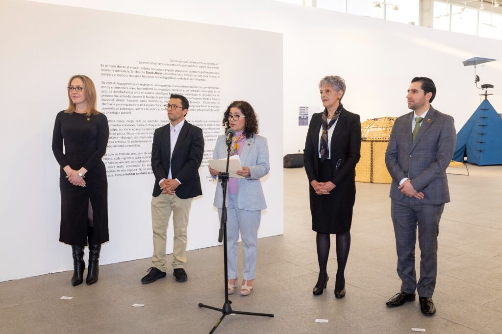 Rectora Paty Zarza inauguró la exposición “Tácticas de Insurgencia para Habitar