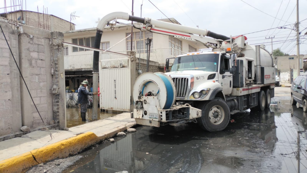 Avanza GEM en labores de limpieza y desazolve de la zona afectada por lluvias en Chalco