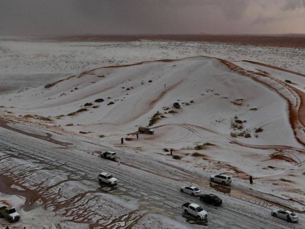 El desierto de Arabia Saudita cubierto de nieve por este insólito fenómeno