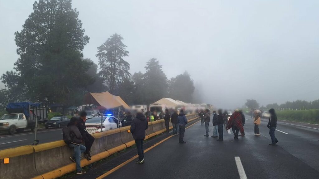 Autopista México-Puebla suma más de 20 horas bloqueada en ambos sentidos