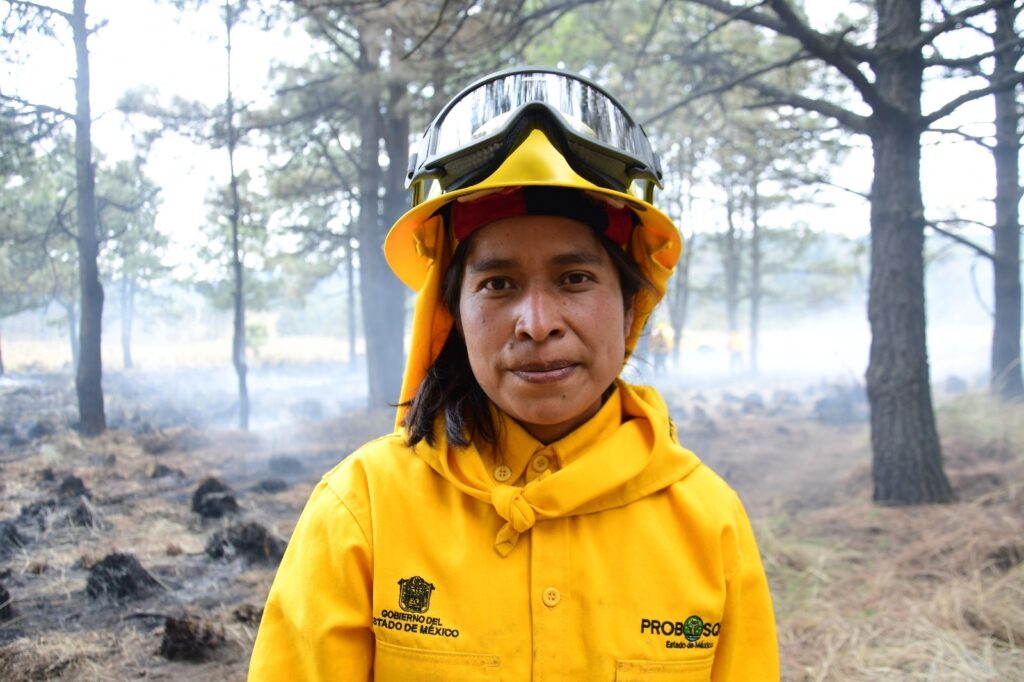 Genoveva rompe estereotipos; combate  incendios forestales en el Edoméx