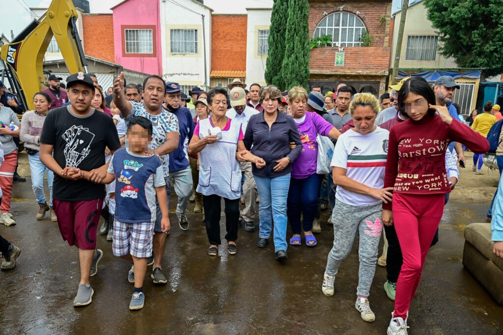 Recorre gobernadora Delfina Gómez zonas afectadas por las lluvias en el oriente del Edoméx