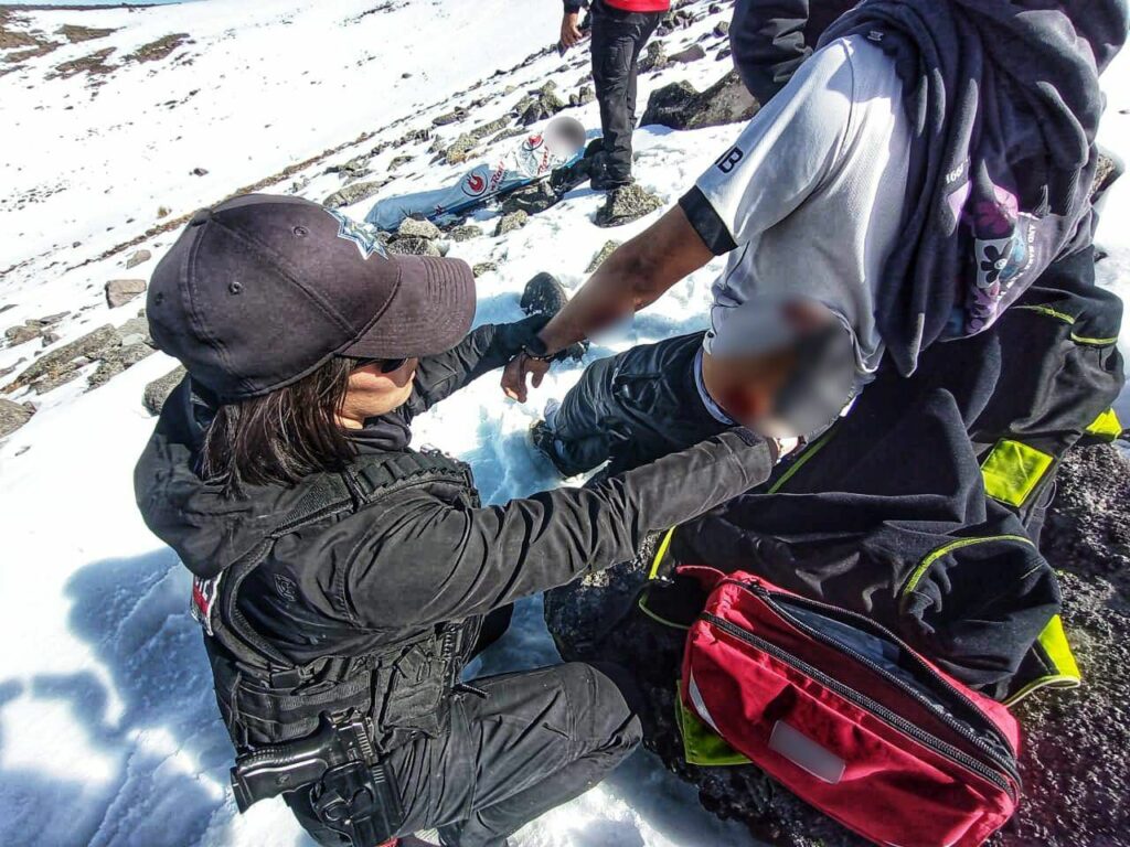 Rescatan a cuatro personas lesionadas durante su visita al Nevado de Toluca