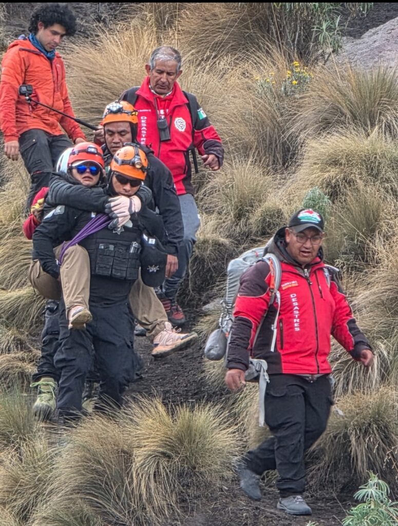 Solidaridad en las alturas: policías y voluntarios auxilian a excursionista  lesionada en el Iztaccíhuatl