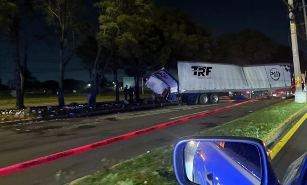 Tráiler con productos de limpieza vuelca en Boulevard Aeropuerto; acusan rapiña