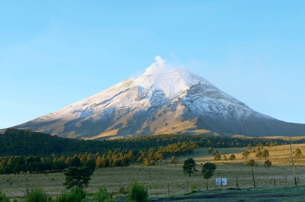 Invierno dispara afluencia al volcán Popocatépetl, con más de mil vehículos en Paso de Cortés