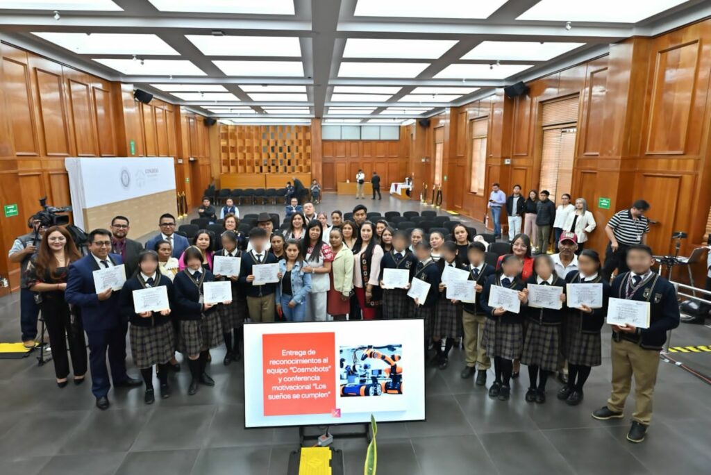 Congresistas reconocen a estudiantes que representarán a México en EUA