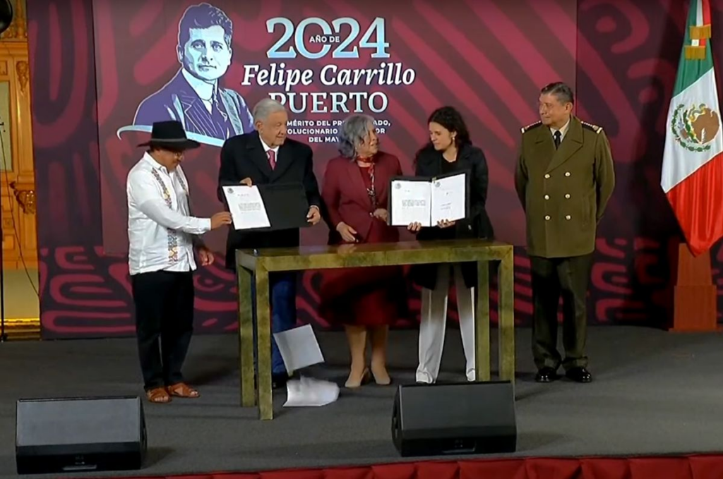 AMLO firma reformas constitucionales y se le caen al suelo