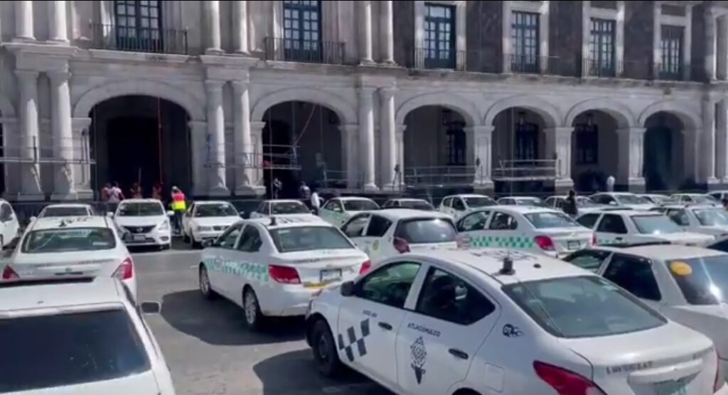 Protestan taxistas frente a Palacio Gobierno en Toluca; denuncian invasión de rutas