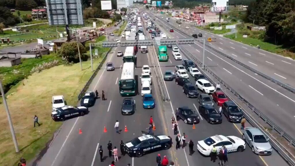 Comuneros cierran ambos sentidos de la México-Toluca