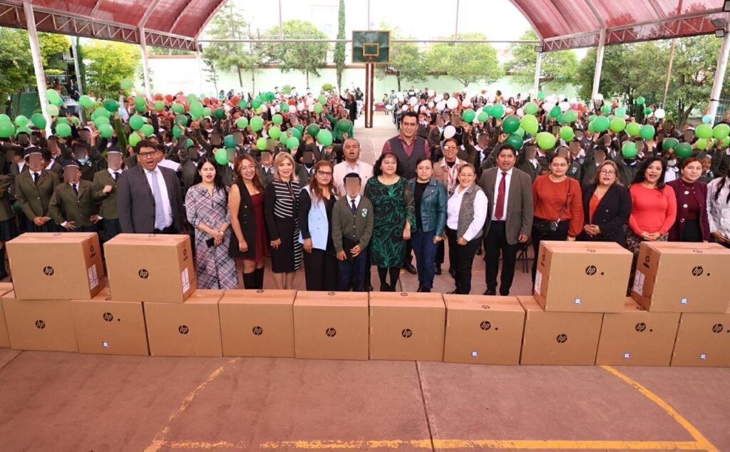 Entrega alcaldesa de Tecámac 40 computadoras en escuelas primarias