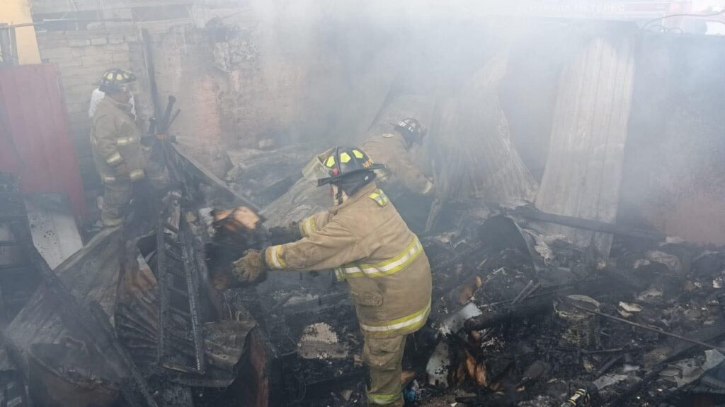 Incendio en vivienda moviliza a bomberos en Metepec