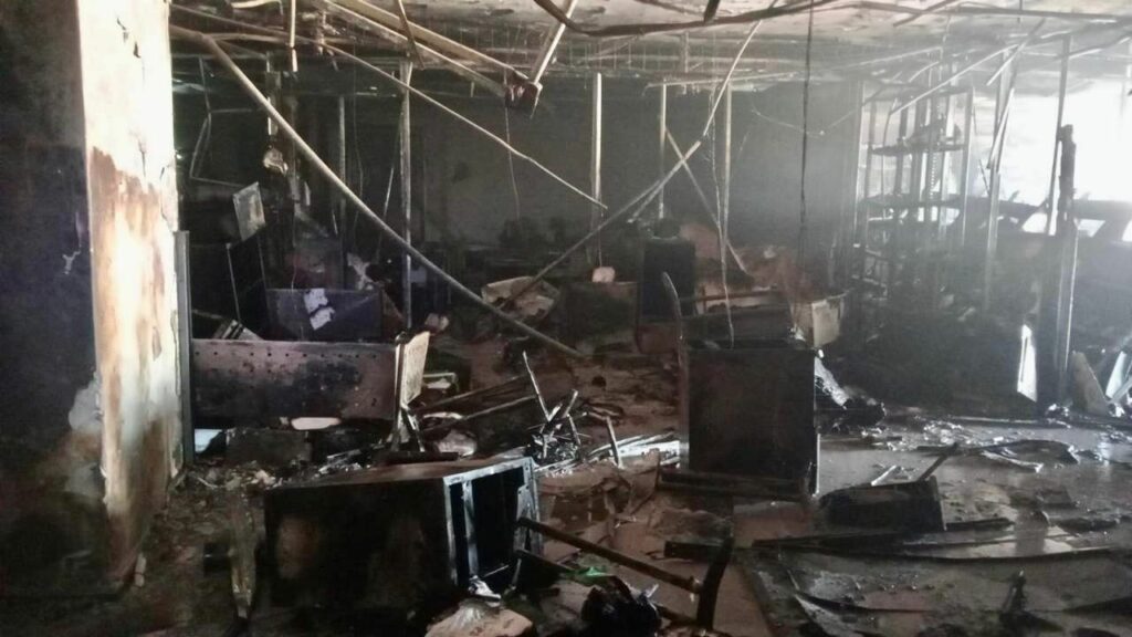 Incendio en oficinas de la Secretaria de Finanzas en Toluca, deja cuatro bomberos lesionados