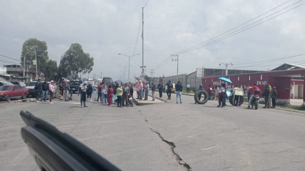 Gobierno de Chalco no cumplió acuerdos y familias vuelven a cerrar la carretera