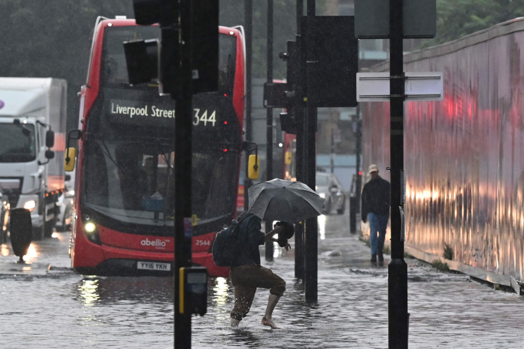 En Londres fenómenos climáticos extremos; olas de calor e inundaciones