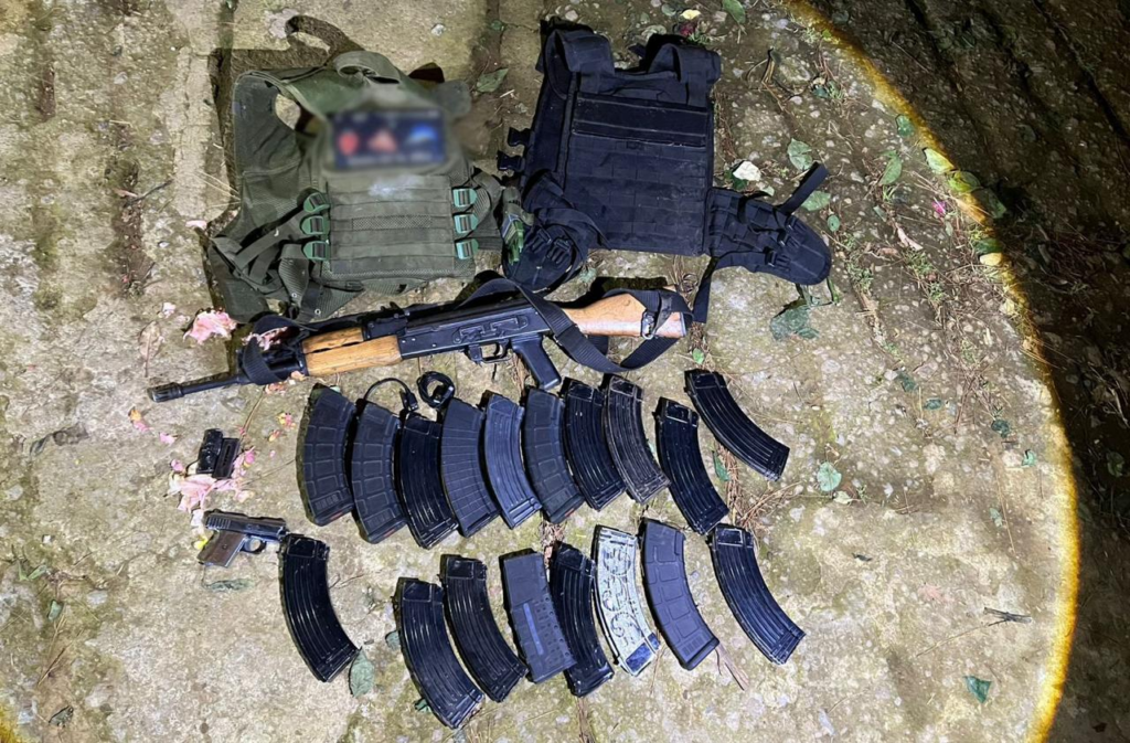 Aseguran camioneta robada con arsenal y chalecos tácticos en Vila Guerrero