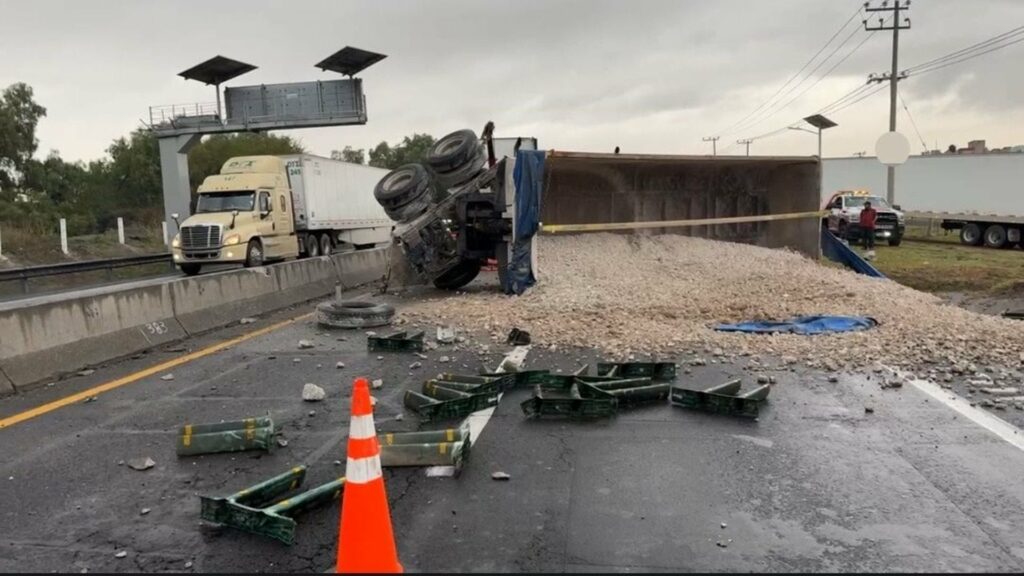 Volcadura de tráiler desquicia el Circuito Exterior Mexiquense