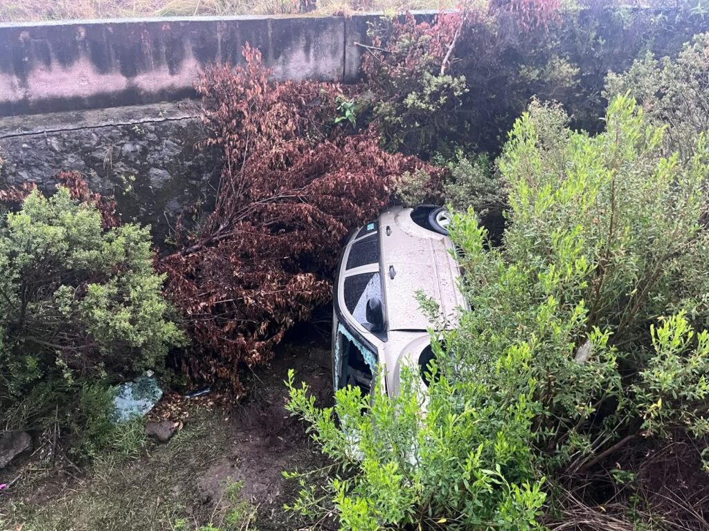 Cae conductor a canal pluvial en la carrera Villa Victoria – Valle de Bravo