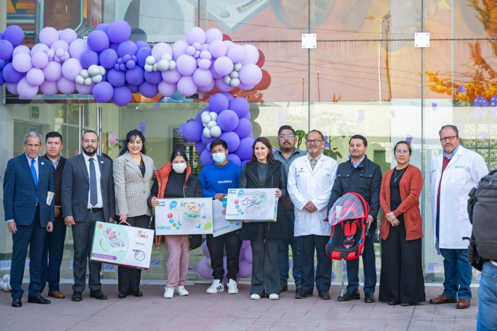 Presidenta del DIF Toluca acompaña a familia de quintillizos en su registro oficial