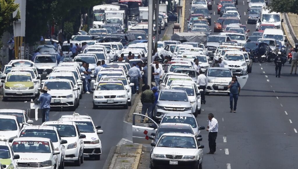 Protestan taxistas, bloquean Paseo Tollocan sobre la carretera México-Toluca