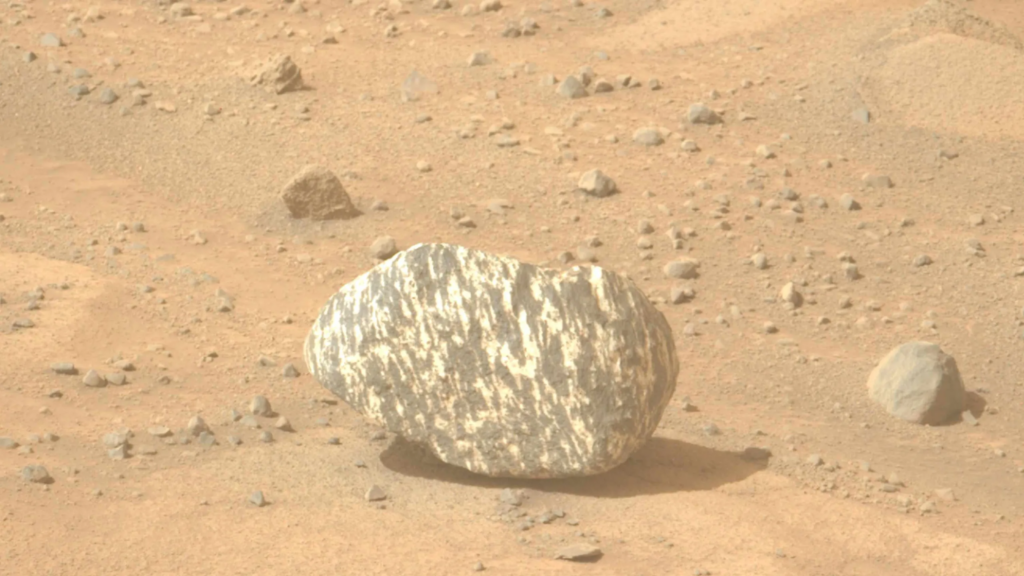 La NASA se encuentra con una extraña roca en Marte que “proviene de otro lugar”