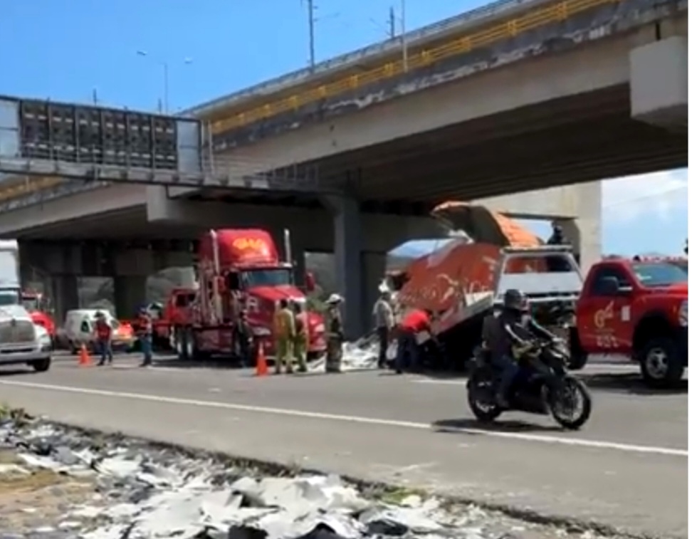 Choque entre tráiler y camión paraliza la carretera México-Toluca