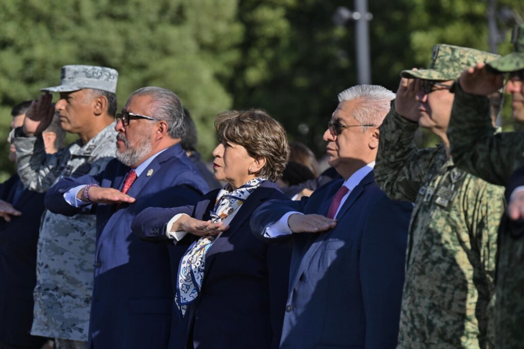 Encabeza gobernadora Delfina Gómez ceremonia de izamiento de bandera en Toluca