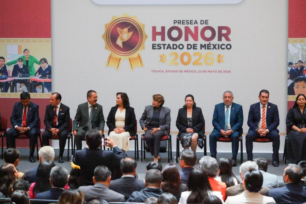 Acompaña Martha Camacho a gobernadora en reconocimientos a docentes