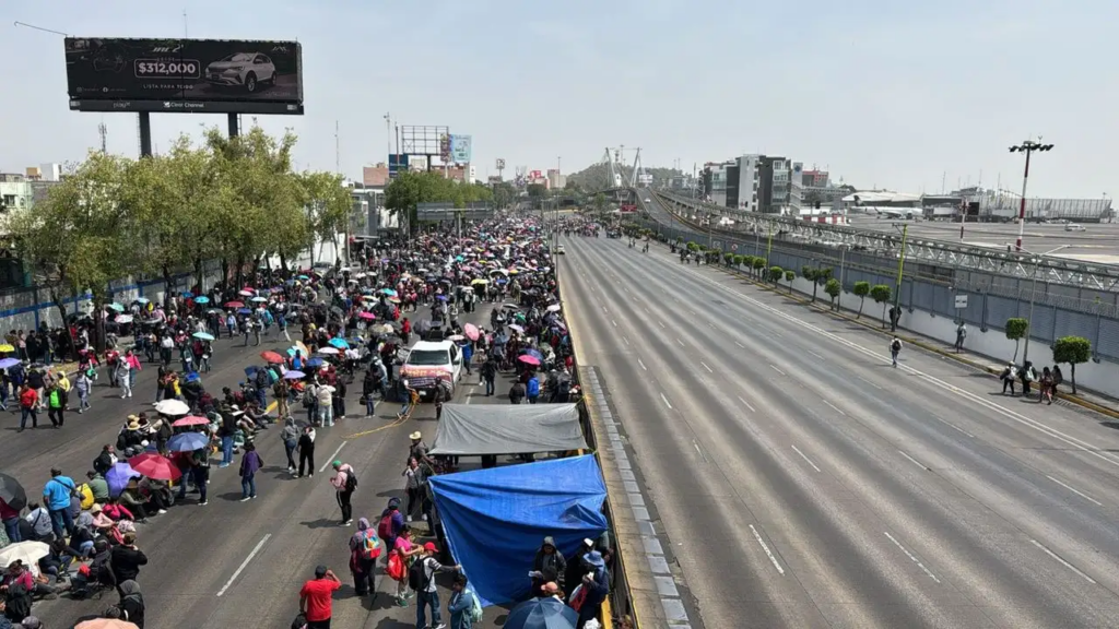 Integrantes de la CNTE bloquean accesos en protesta a la Ley del ISSSTE