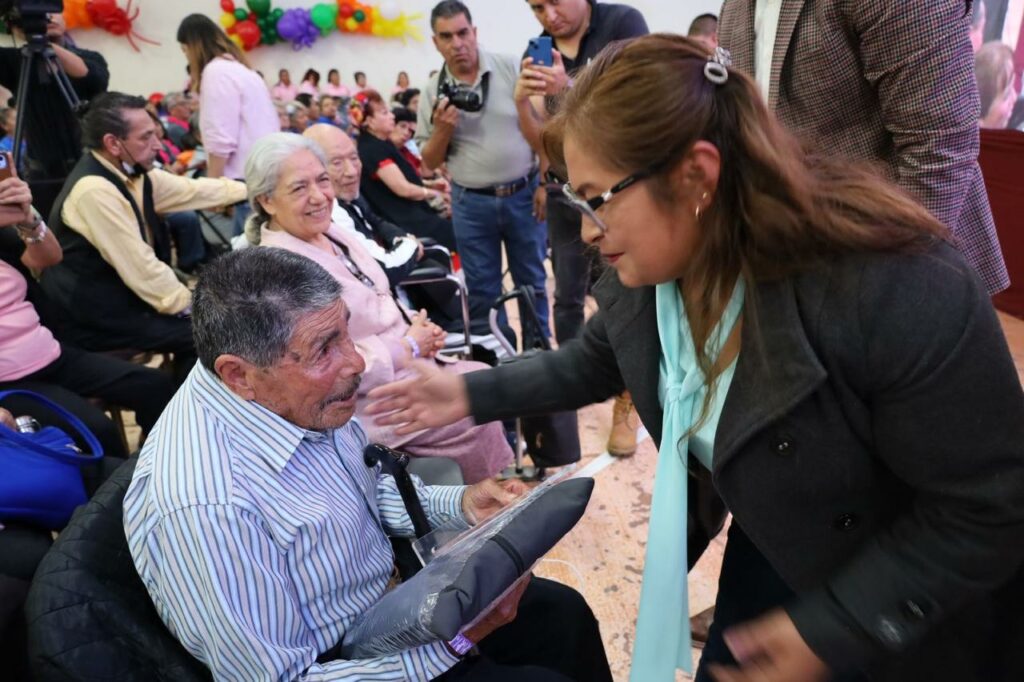 En Tecámac reconocen a los abuelitos de más de 100 años de edad