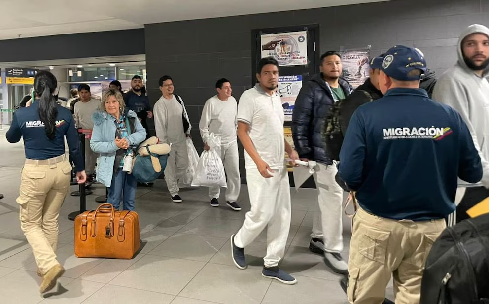 Cancillería confirma llegada de 101 colombianos deportados de EU
