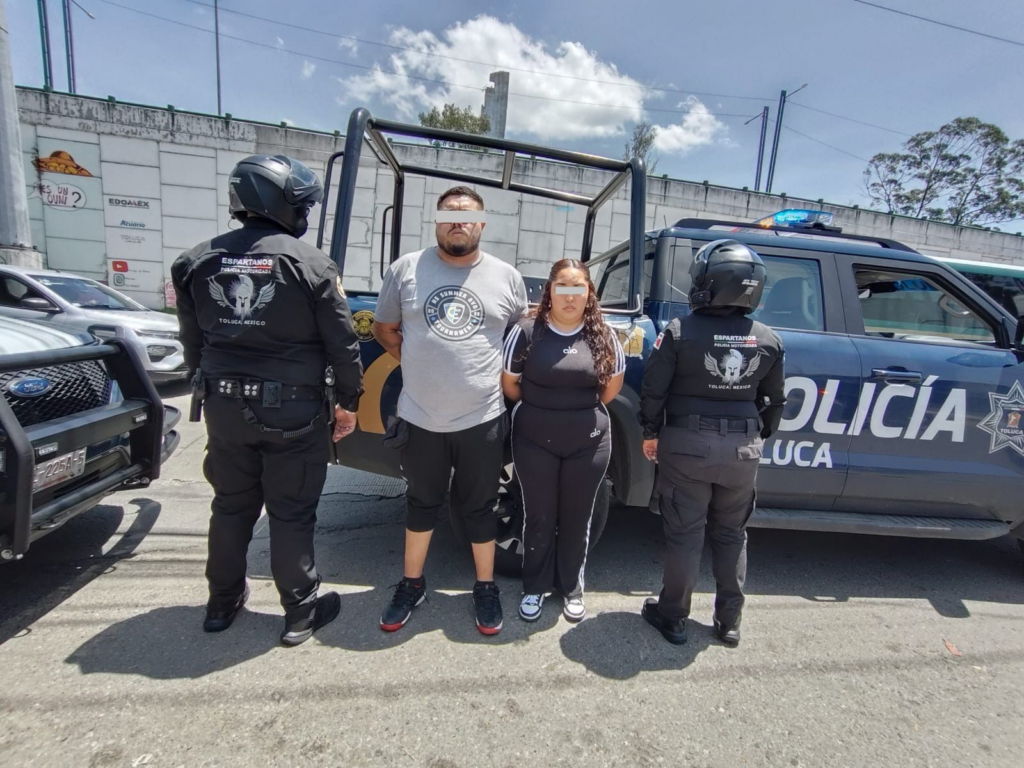Detiene Policía de Toluca a dos personas tras detectar vehículo vinculado a investigación penal
