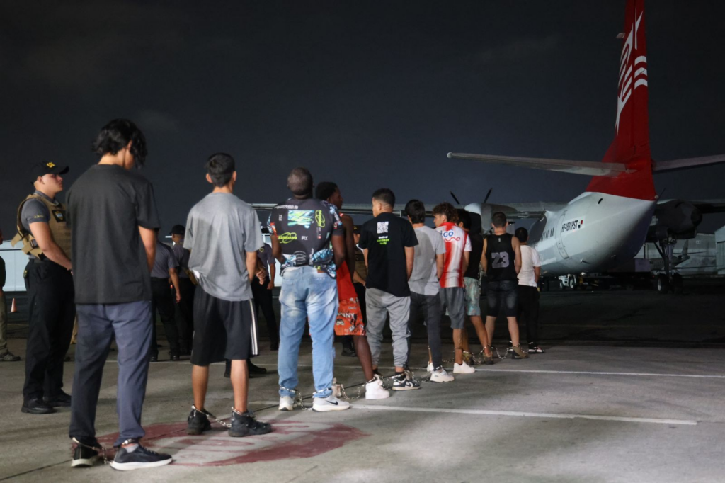 En Panamá deportan a migrantes del Darién; apoya EE. UU.