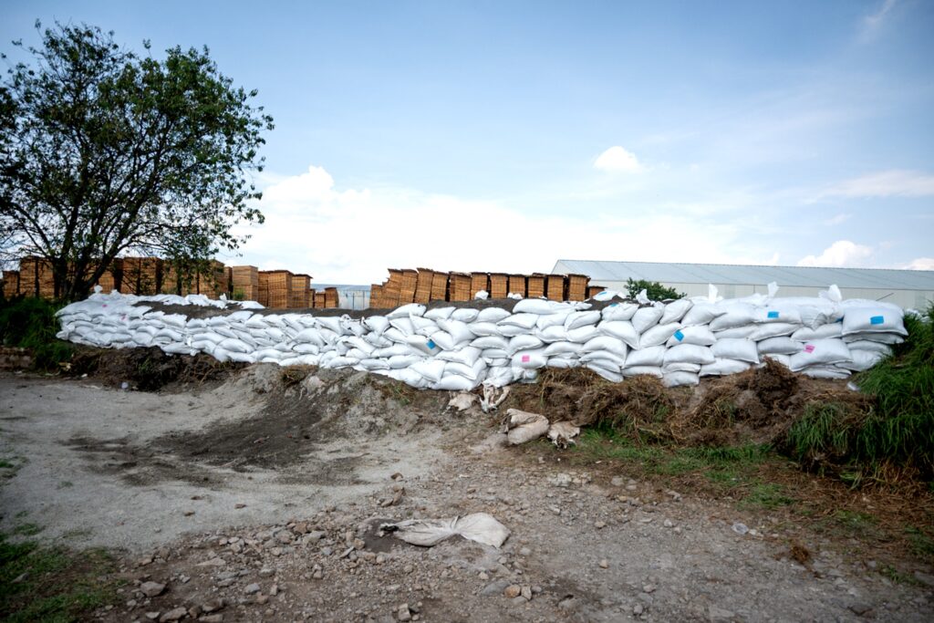 Atiende Toluca desbordamiento de canal en San Pedro Totoltepec