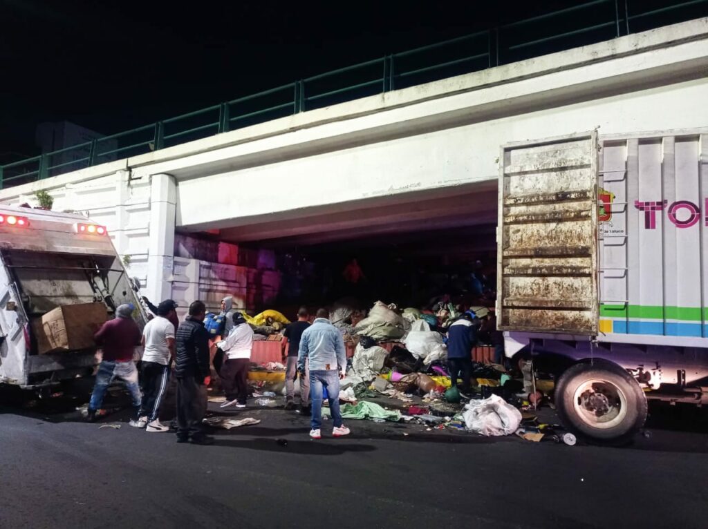 Recupera Toluca puente de Paseo Tollocan e Isidro Fabela; retiran indigentes y 25 toneladas de basura