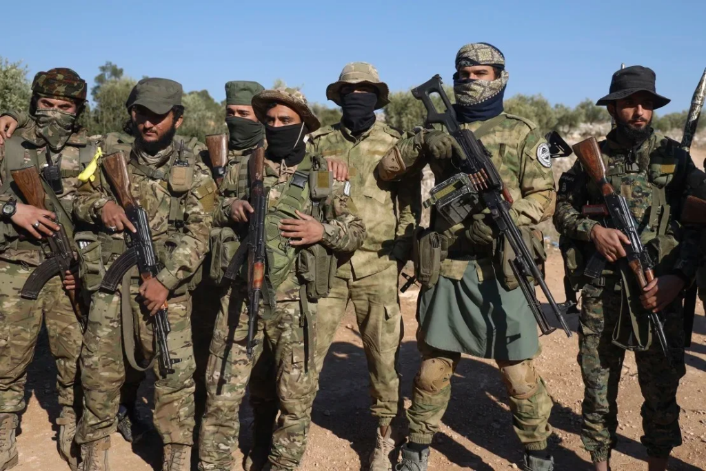 Rebeldes sirios entran en Aleppo por primera vez en ocho años