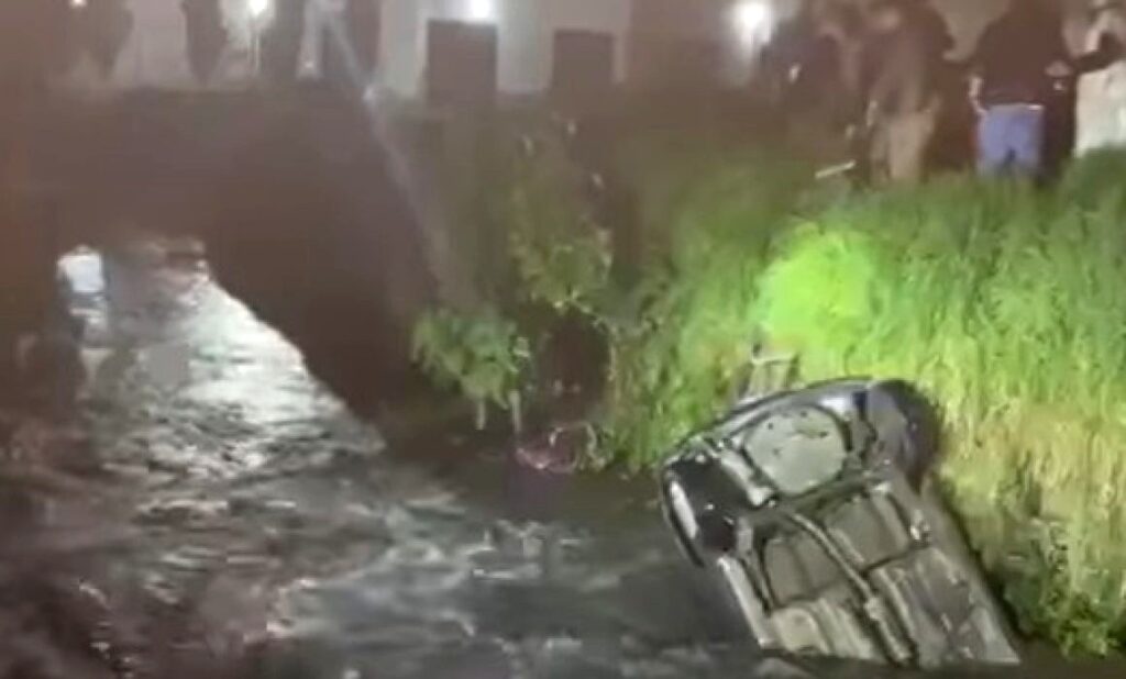 Automóvil cae en canal de aguas negras en Otzolotepec; ciudadanos rescatan a conductora