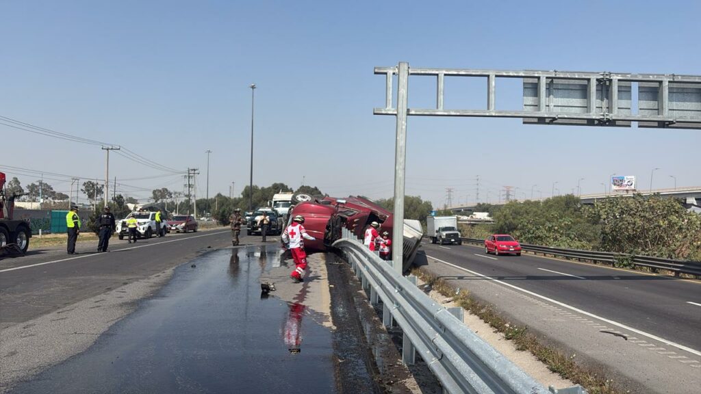 Bomberos de Ecatepec atienden volcadura de tráiler en el CEM