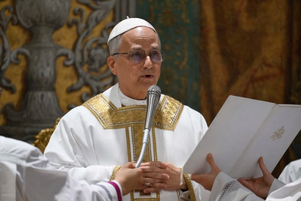 El Papa León XIV oficia su primera misa en la Capilla Sixtina