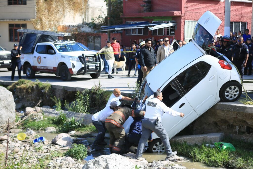 Recuperan Bomberos de Ecatepec auto de barranca